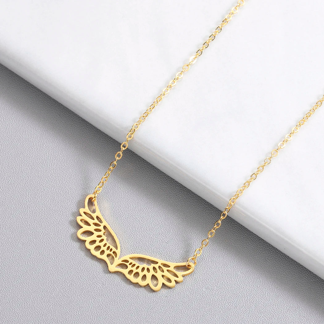 Necklace with large angel wings pendant in gold