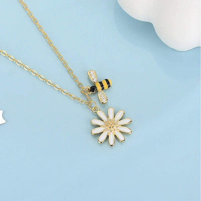 Necklace with bee pendant and daisy flower