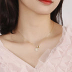 Necklace with bee pendant and daisy flower