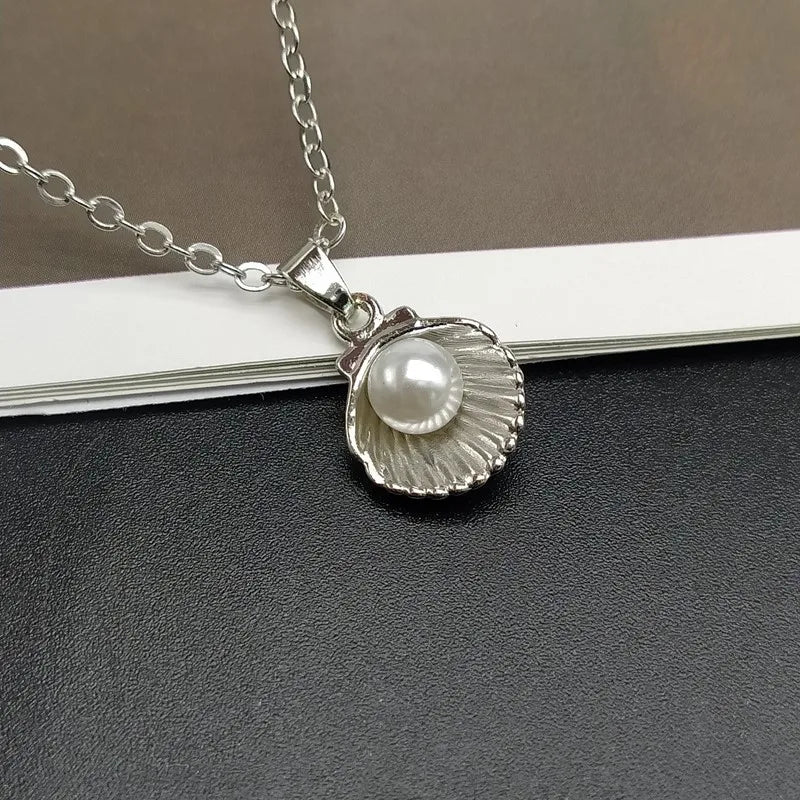 Necklace with Scallop Shell and Pearl Pendant silver