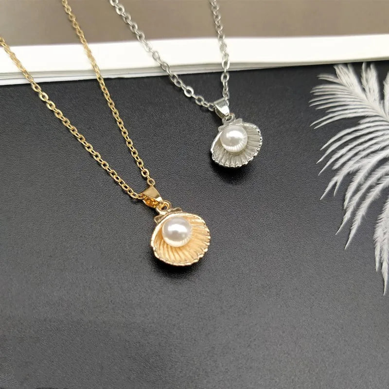 Necklace with Scallop Shell and Pearl Pendant gold
