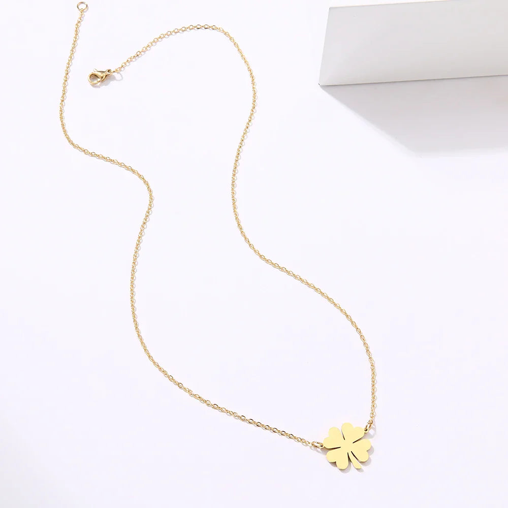 Necklace with Lucky Clover Leaf Pendant gold