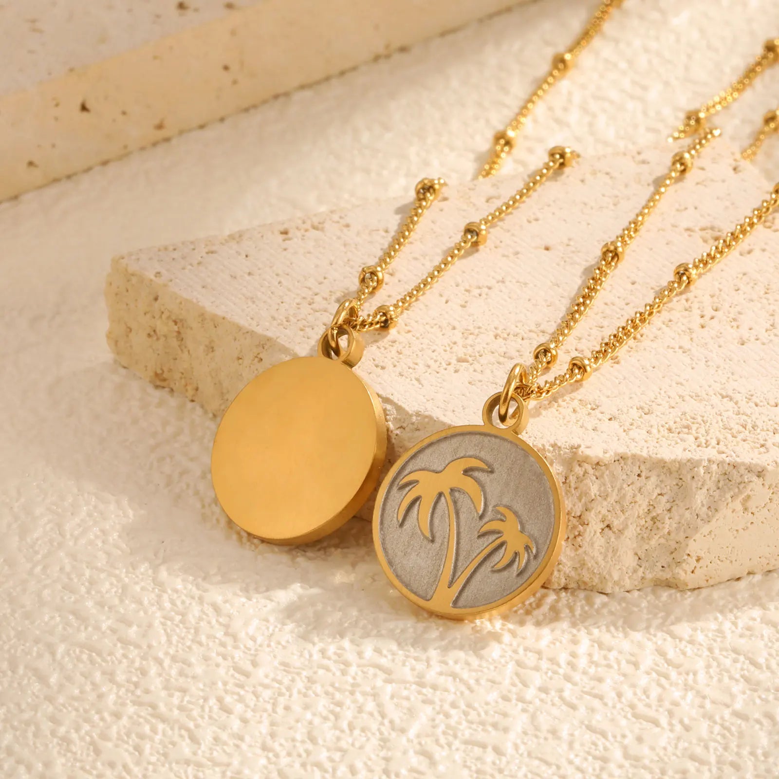 Necklace with round pendant and palm tree motif