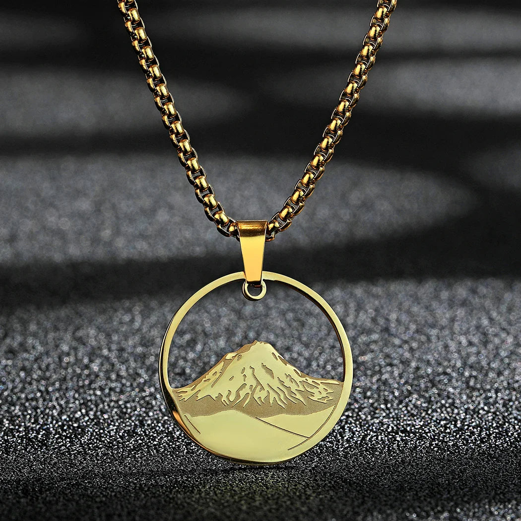 Necklace with Round Mountain Pendant gold