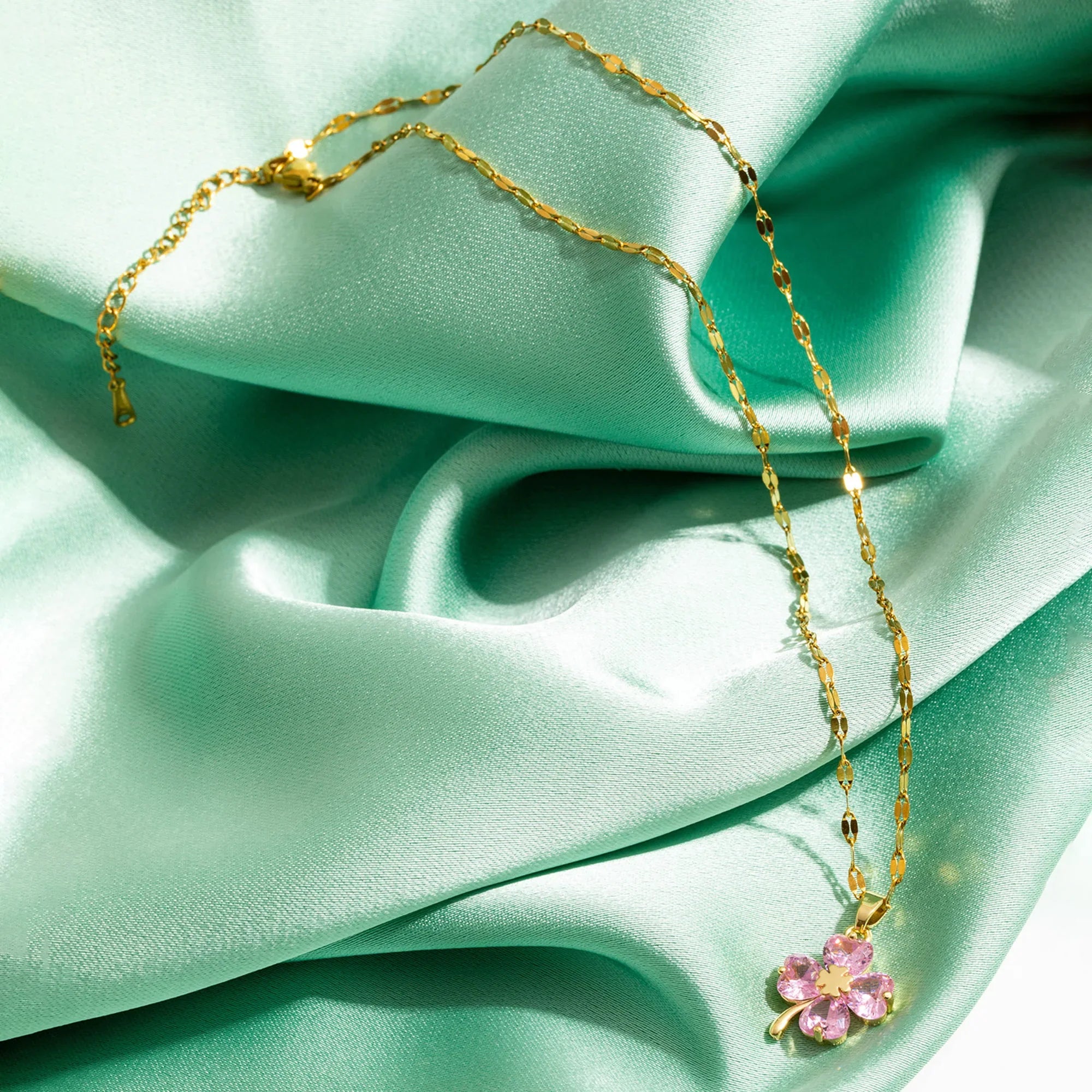 Necklace with Colorful 4-Leaf Clover Pendant gold and rose