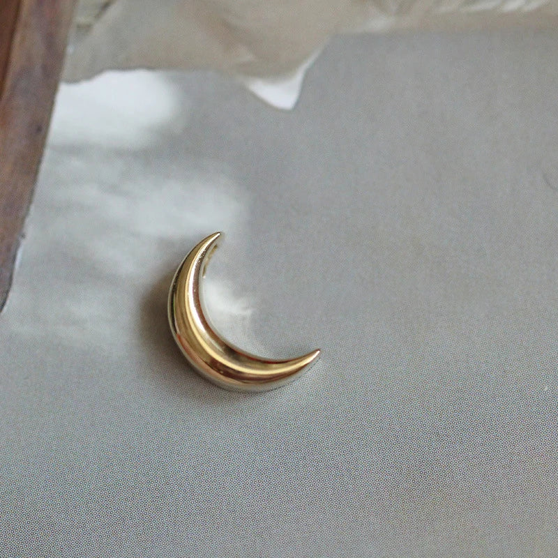 Discreet Necklace with Moon Pendant for Women in Gold