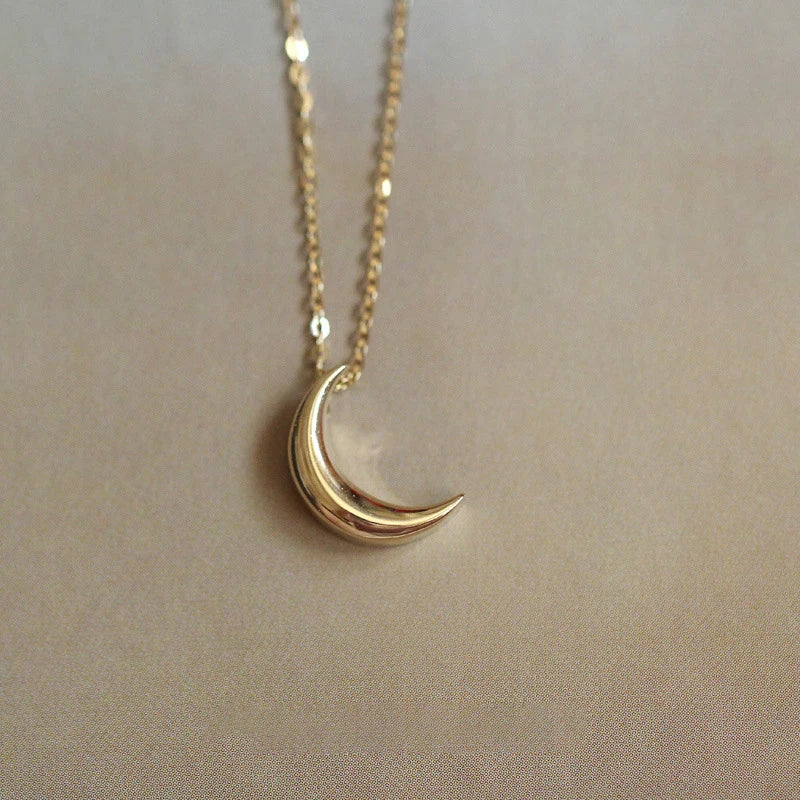 Discreet Necklace with Moon Pendant for Women in Gold