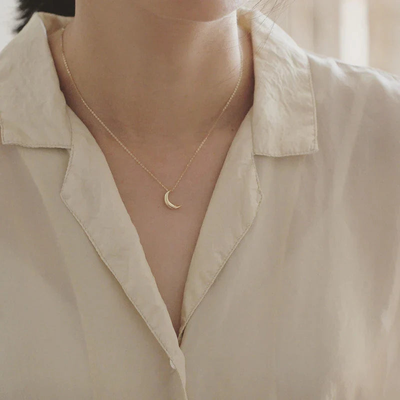 Discreet Necklace with Moon Pendant for Women in Gold