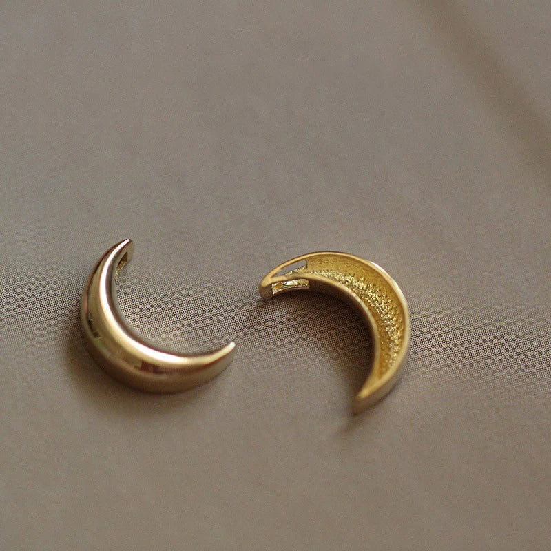 Discreet Necklace with Moon Pendant for Women in Gold