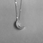 Discreet Necklace with Moon Pendant for Women in Silver