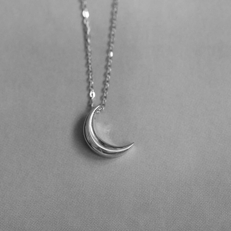 Discreet Necklace with Moon Pendant for Women in Silver