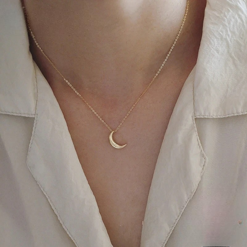 Discreet Necklace with Moon Pendant for Women in Gold