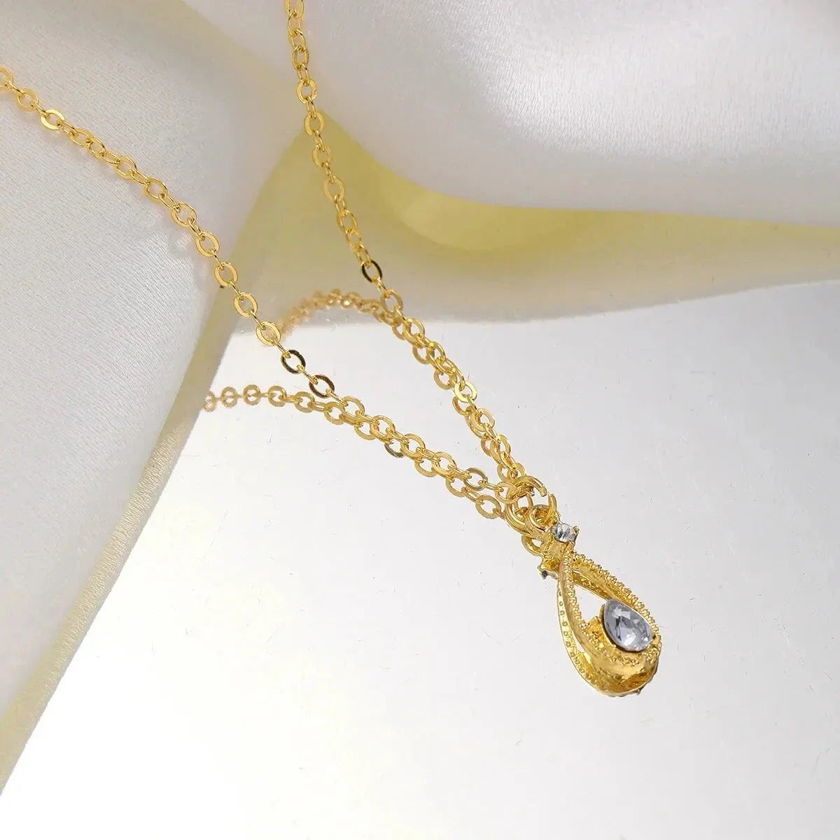 Fine Teardrop and Pearl Pendant Necklace in Gold