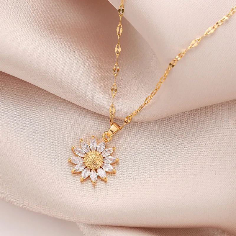 Daisy Flower Pendant Necklace