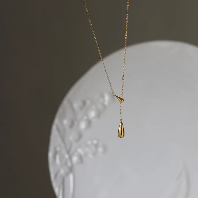 Fine Teardrop Pendant Necklace gold