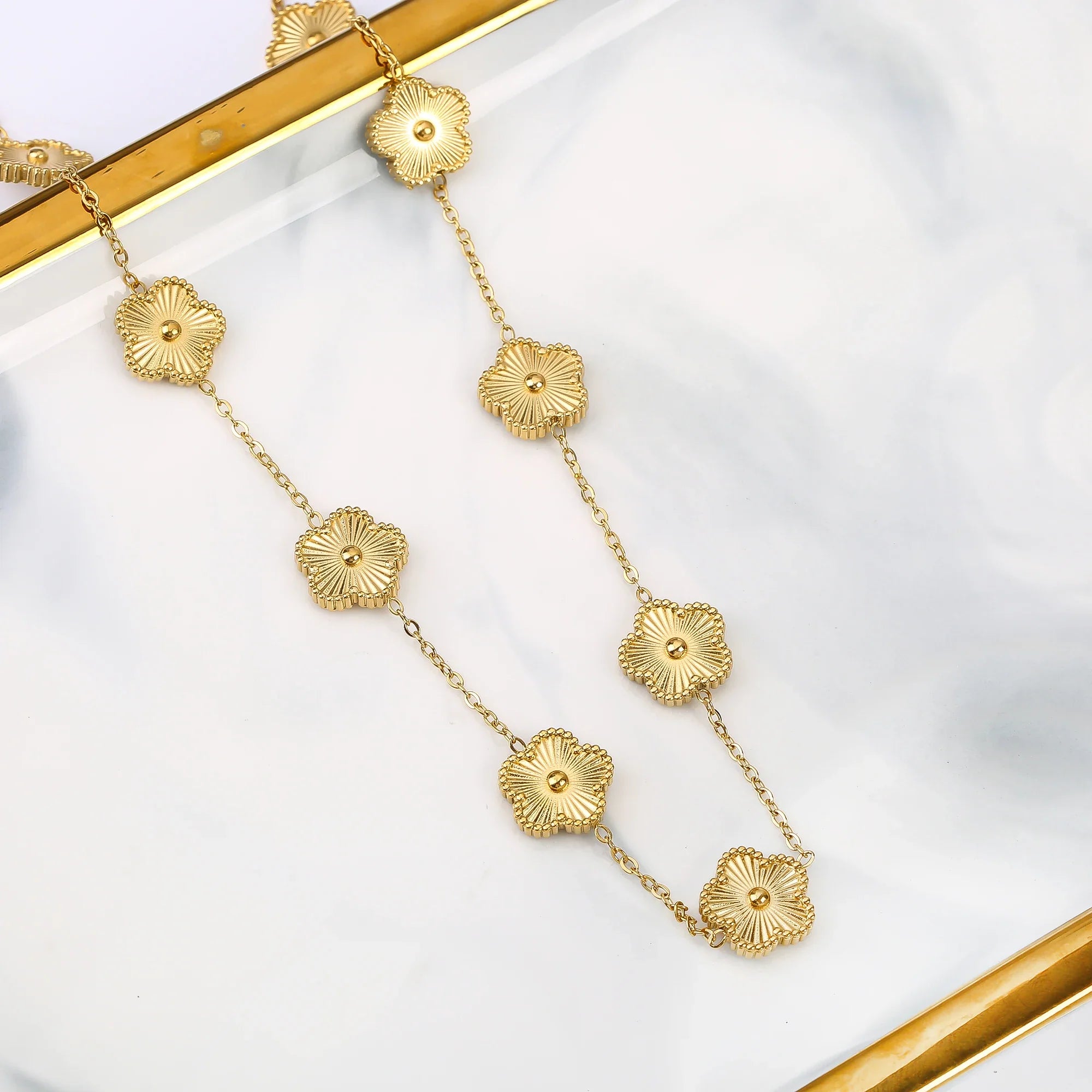 Choker Necklace with 5-Leaf Clover Pendants