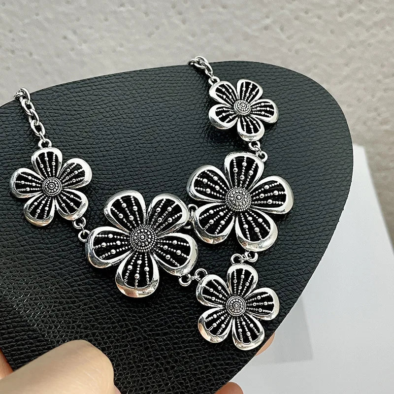 Necklace Choker Pendant with Large 5-Petal Flowers