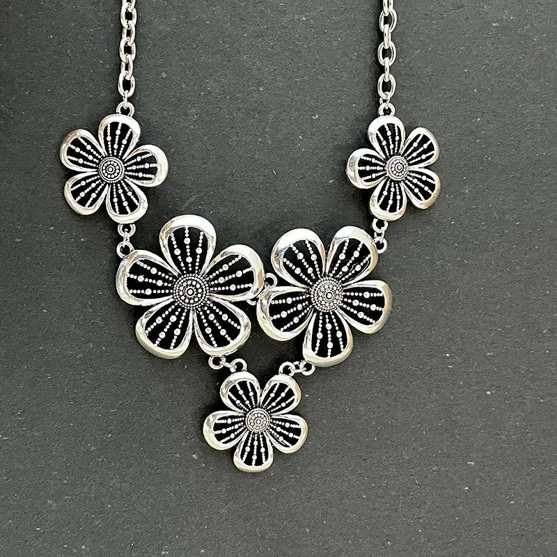 Necklace Choker Pendant with Large 5-Petal Flowers