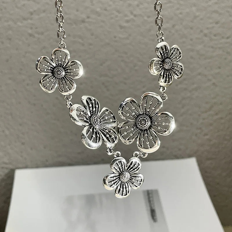Necklace Choker Pendant with Large 5-Petal Flowers