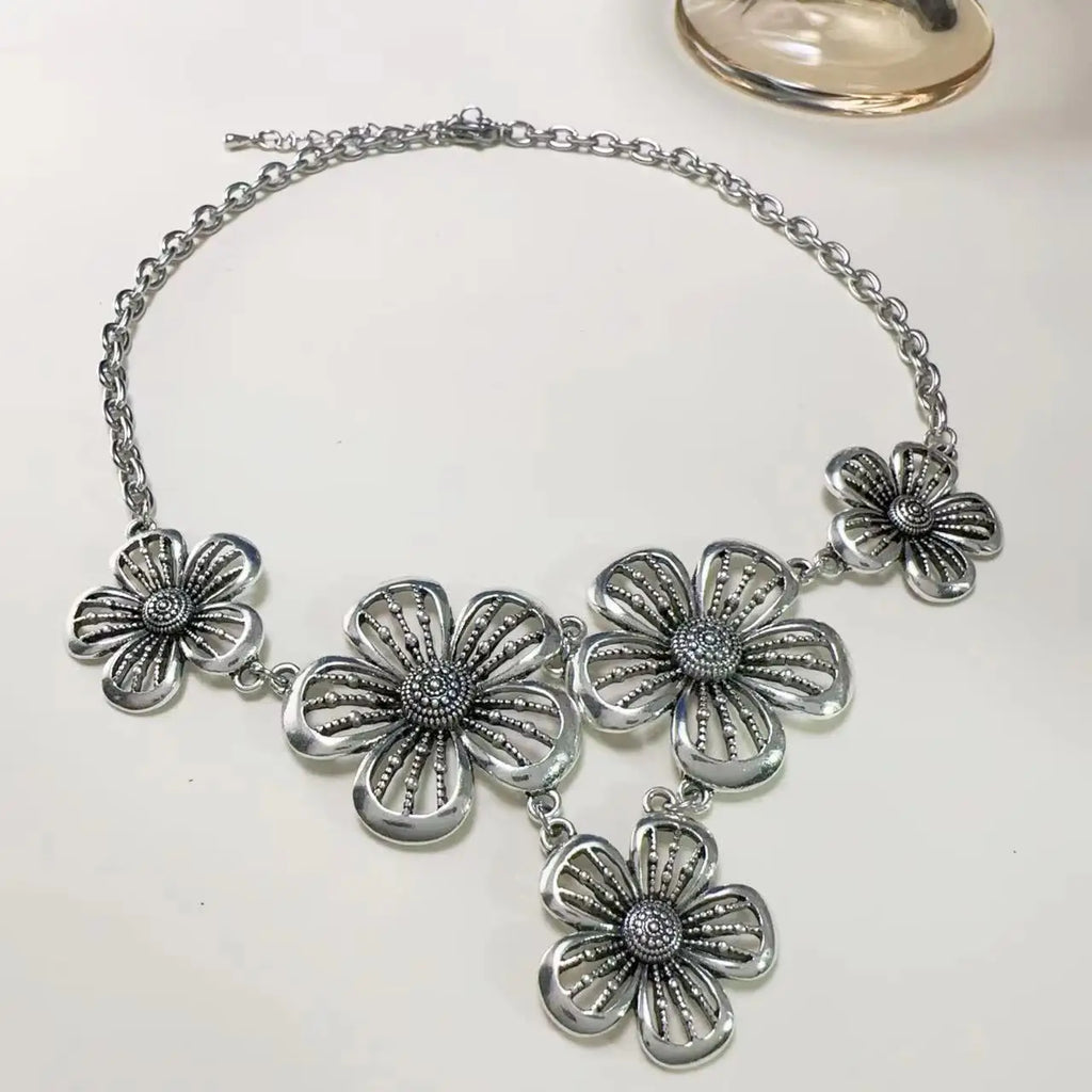 Necklace Choker Pendant with Large 5-Petal Flowers