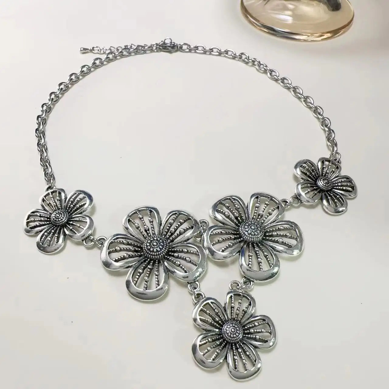Necklace Choker Pendant with Large 5-Petal Flowers