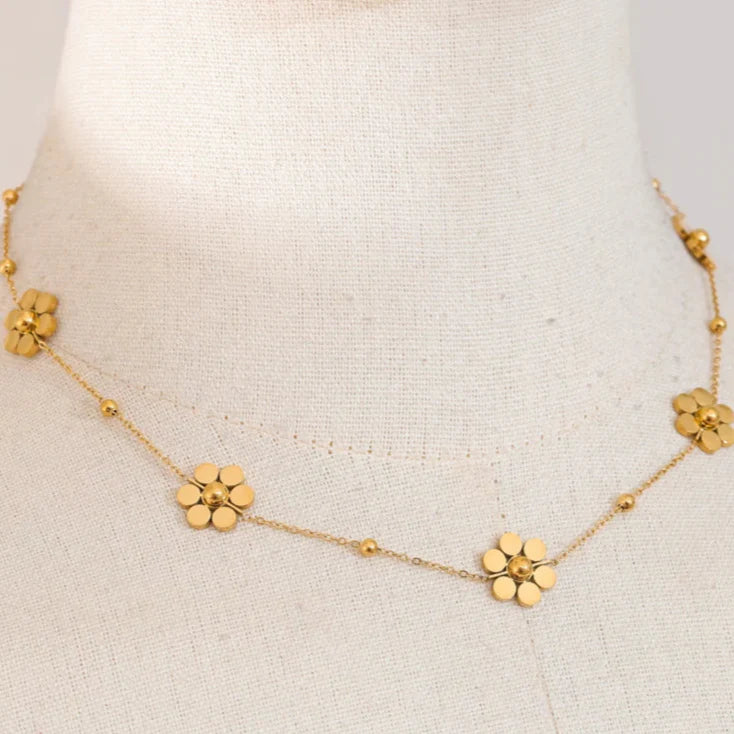 Choker Necklace with Flower Pendant in Gold