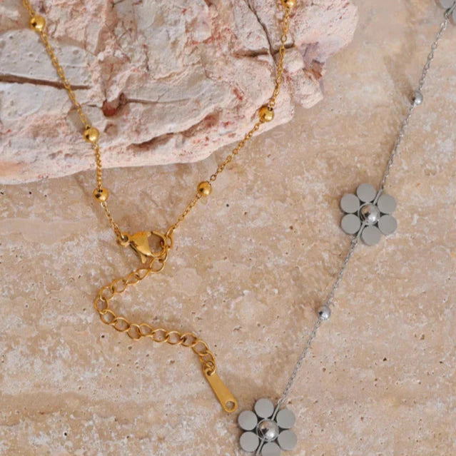 Choker Necklace with Flower Pendant in Silver