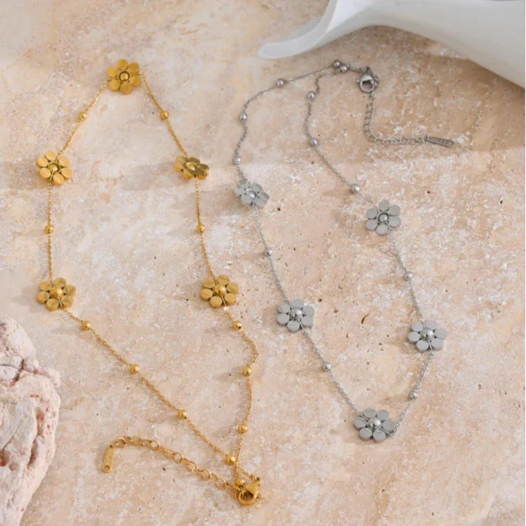 Choker Necklace with Flower Pendant in Silver