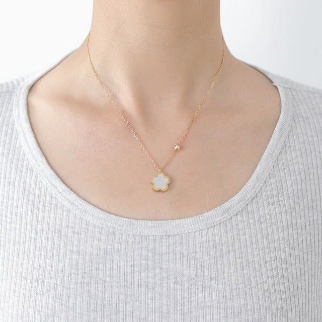 Mother-of-Pearl Clover Necklace Gold Chain Pendant for Women white